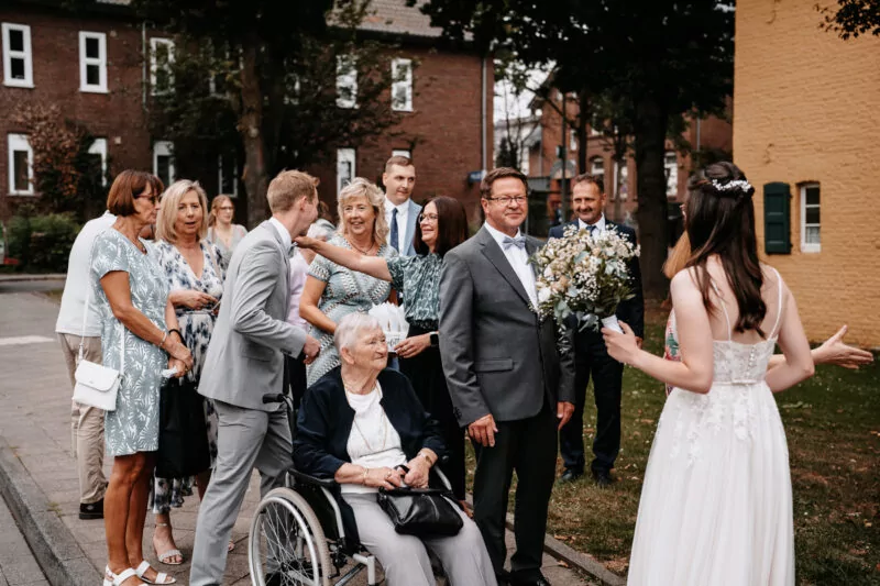 Ankunft der Gäste zur Hochzeit von Franziska und Maik auf Schloss Hülchrath