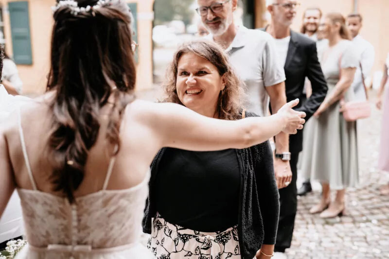 Gratulation nach der Trauung von Franziska und Maik auf Schloss Hülchrath