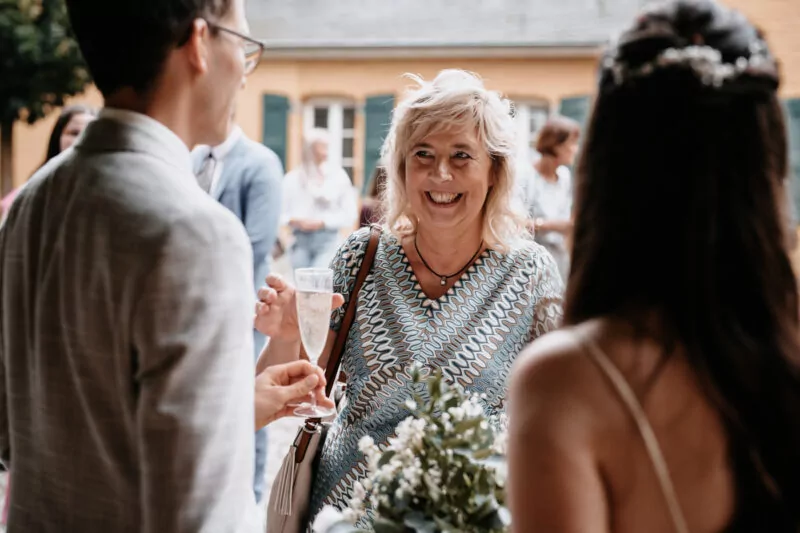 Gratulation nach der Trauung von Franziska und Maik auf Schloss Hülchrath