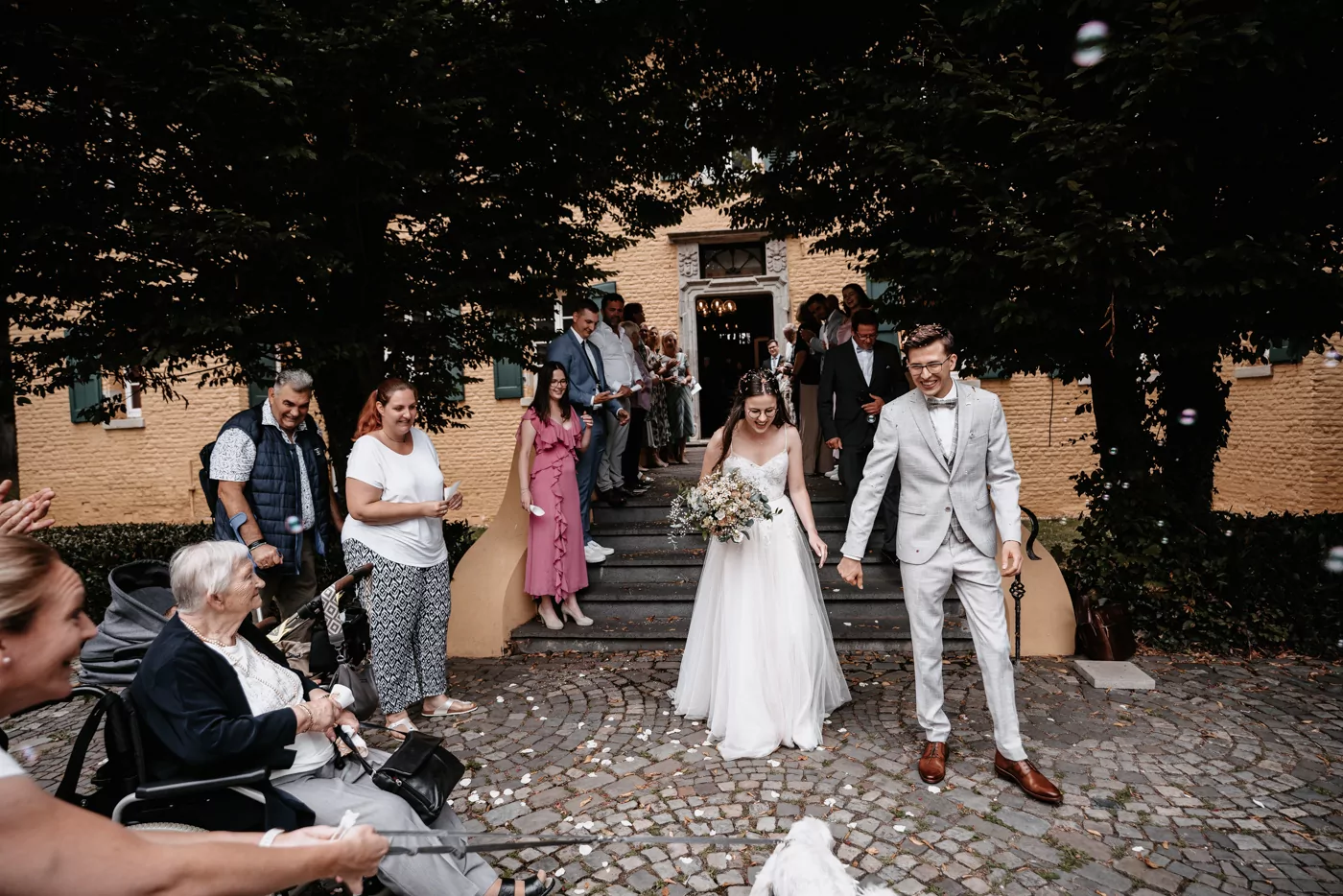 Auszug von Franziska und Maik nach der Trauung auf Schloss Hülchrath