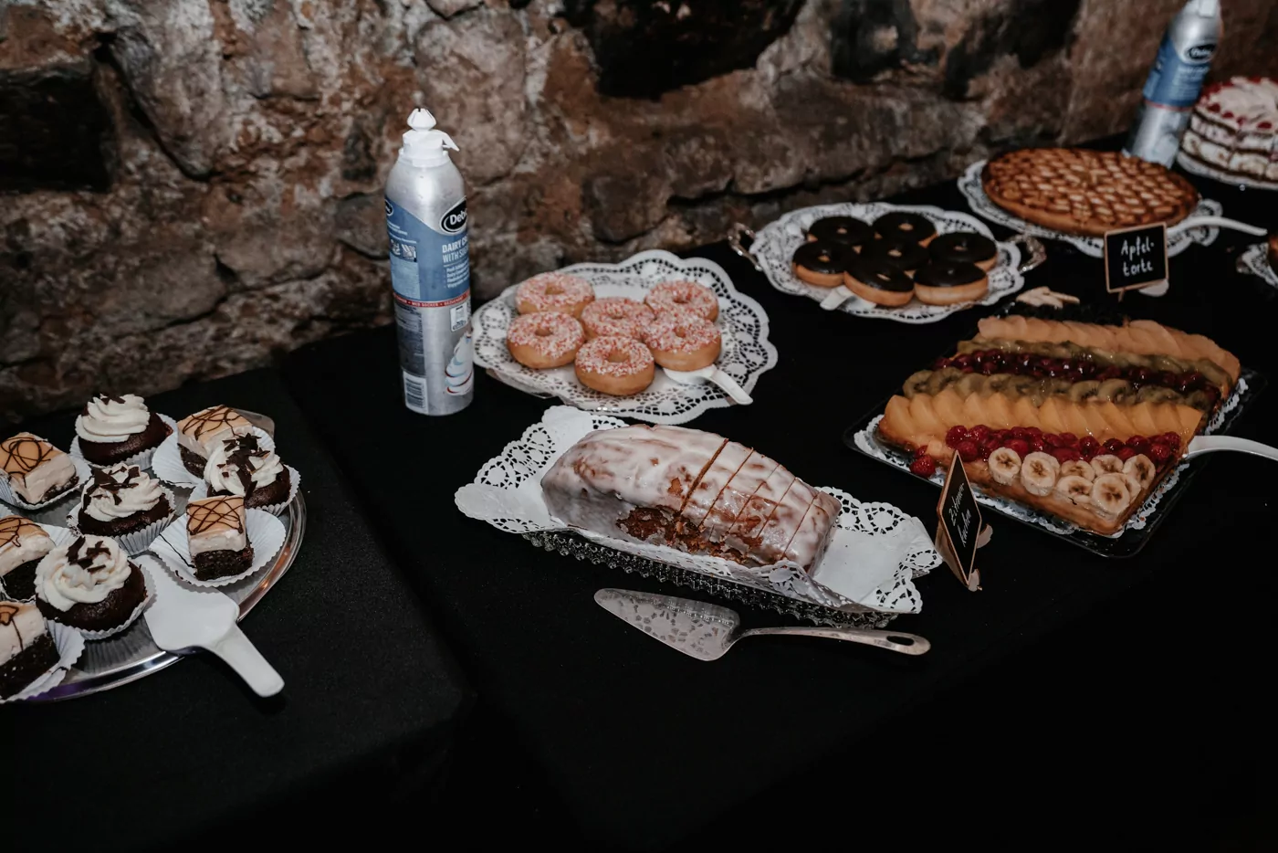 Tortenanschnitt bei Franziska und Maik auf Schloss Hülchrath