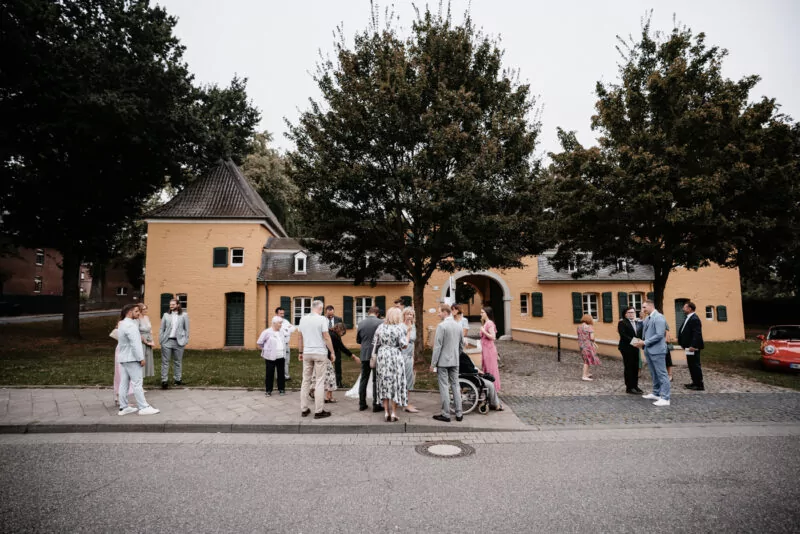 Ankunft der Gäste zur Hochzeit von Franziska und Maik auf Schloss Hülchrath