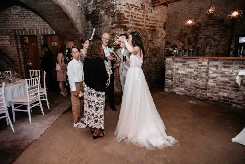 Gaeste und Freunde auf der Hochzeit von Franziska und Maik auf Schloss Hülchrath