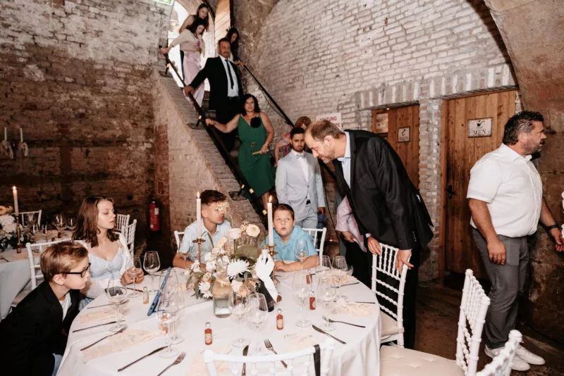 Gaeste und Freunde auf der Hochzeit von Franziska und Maik auf Schloss Hülchrath