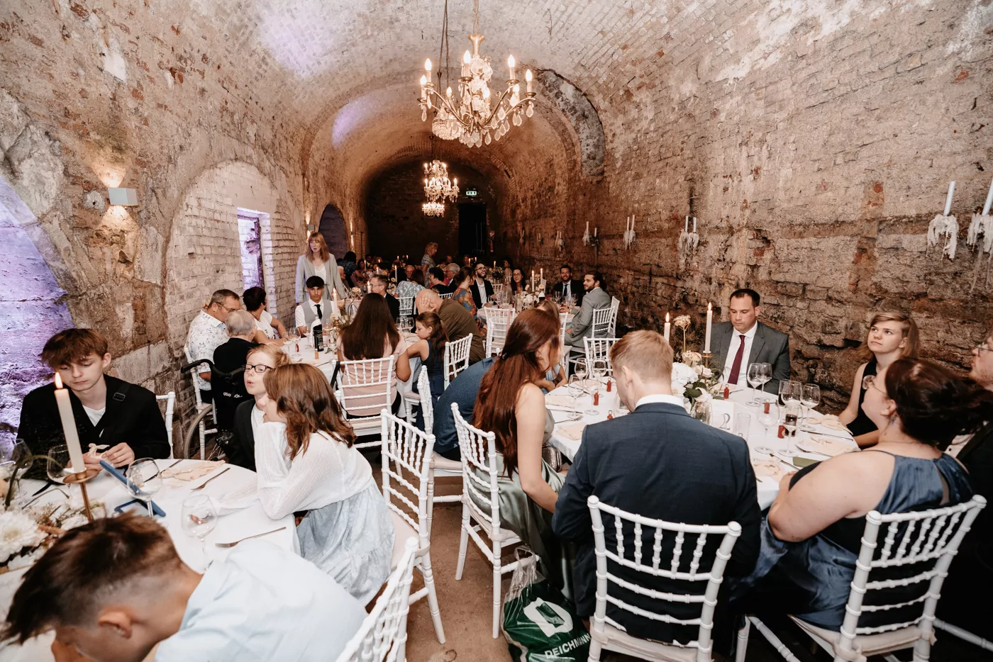 Gaeste und Freunde auf der Hochzeit von Franziska und Maik auf Schloss Hülchrath