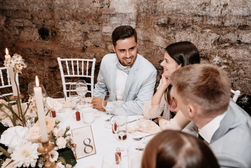 Gaeste und Freunde auf der Hochzeit von Franziska und Maik auf Schloss Hülchrath