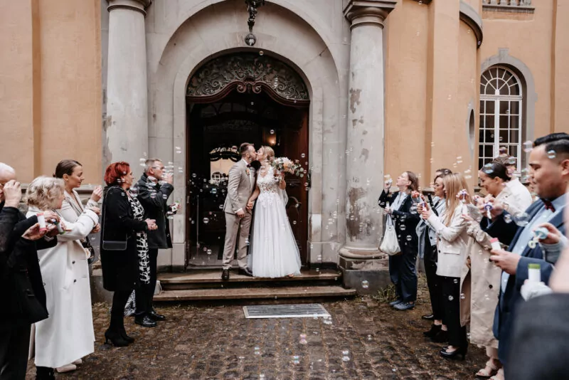 Auszug von Greta und Dennis nach der Trauung auf Schloss Dyck