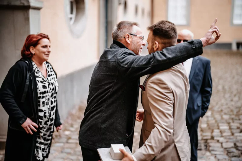 Gratulation nach der Trauung von Greta und Dennis auf Schloss Dyck
