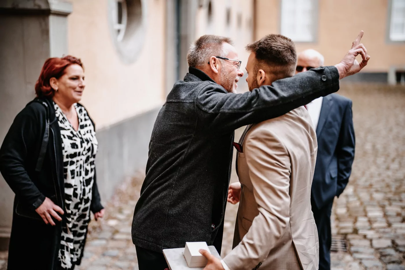 Gratulation nach der Trauung von Greta und Dennis auf Schloss Dyck