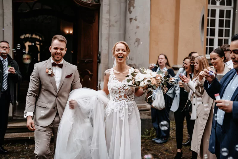 Auszug von Greta und Dennis nach der Trauung auf Schloss Dyck