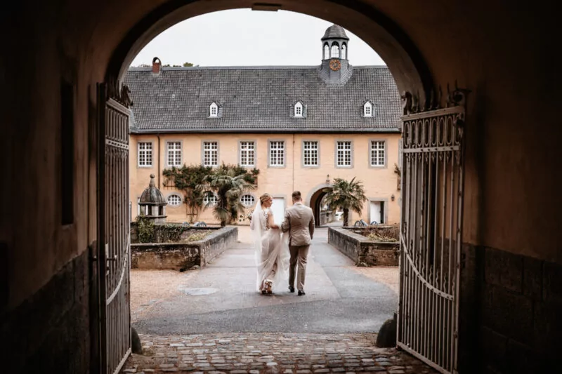 Auszug von Greta und Dennis nach der Trauung auf Schloss Dyck