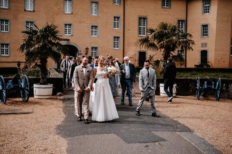 Auszug von Greta und Dennis nach der Trauung auf Schloss Dyck