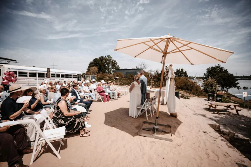 Trauung von Iris und Daniel am Wakebeach 257