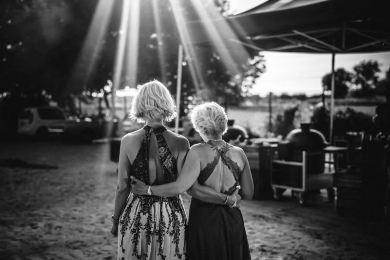 Gaeste und Freunde auf der Hochzeit von Iris und Daniel am Wakebeach 257