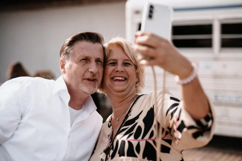 Gaeste und Freunde auf der Hochzeit von Iris und Daniel am Wakebeach 257