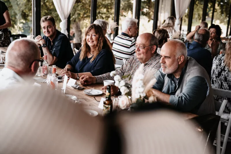 Gaeste und Freunde auf der Hochzeit von Iris und Daniel am Wakebeach 257