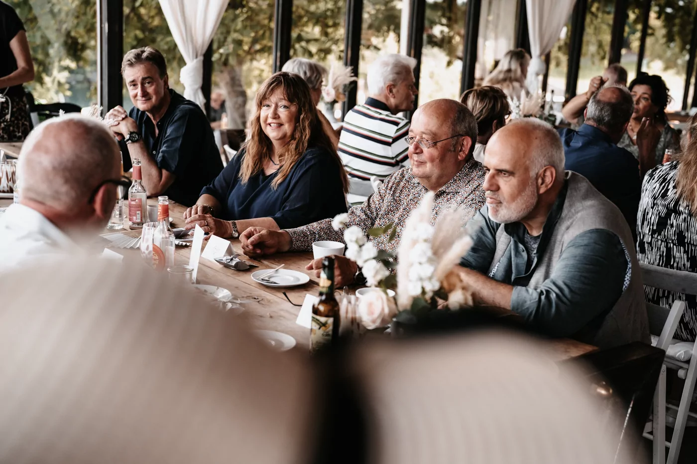 Gaeste und Freunde auf der Hochzeit von Iris und Daniel am Wakebeach 257