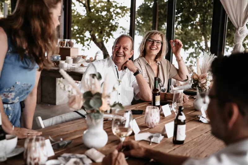 Gaeste und Freunde auf der Hochzeit von Iris und Daniel am Wakebeach 257