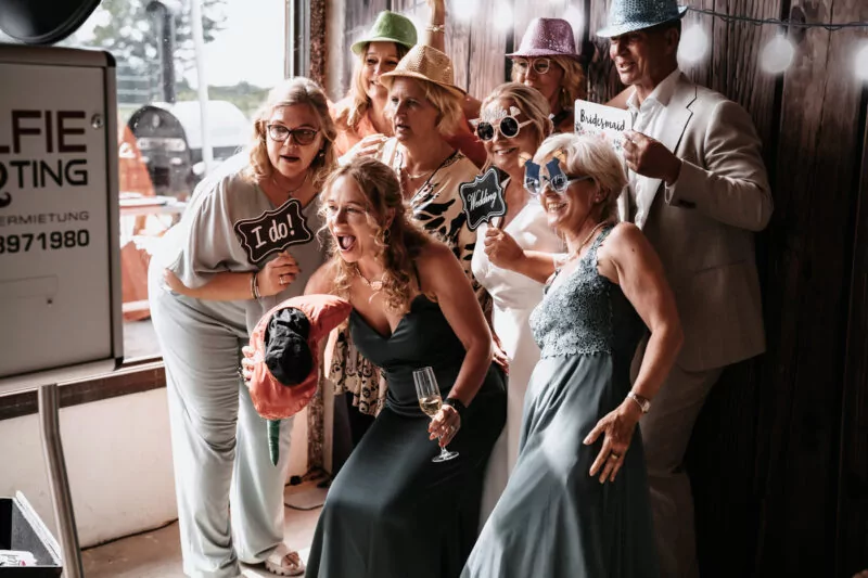 Gaeste und Freunde auf der Hochzeit von Iris und Daniel am Wakebeach 257