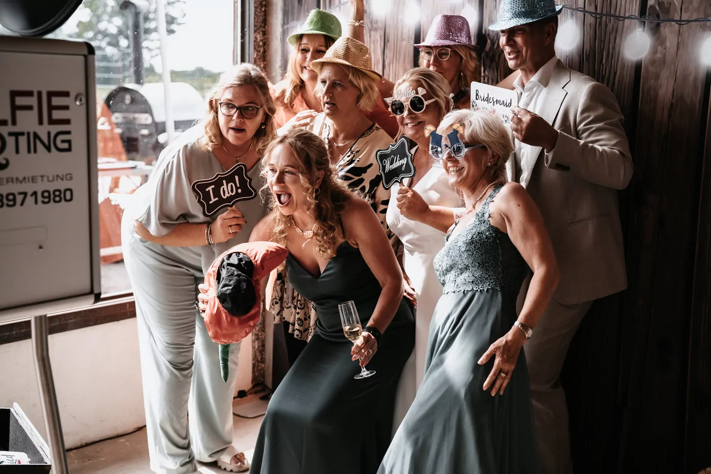 Gaeste und Freunde auf der Hochzeit von Iris und Daniel am Wakebeach 257