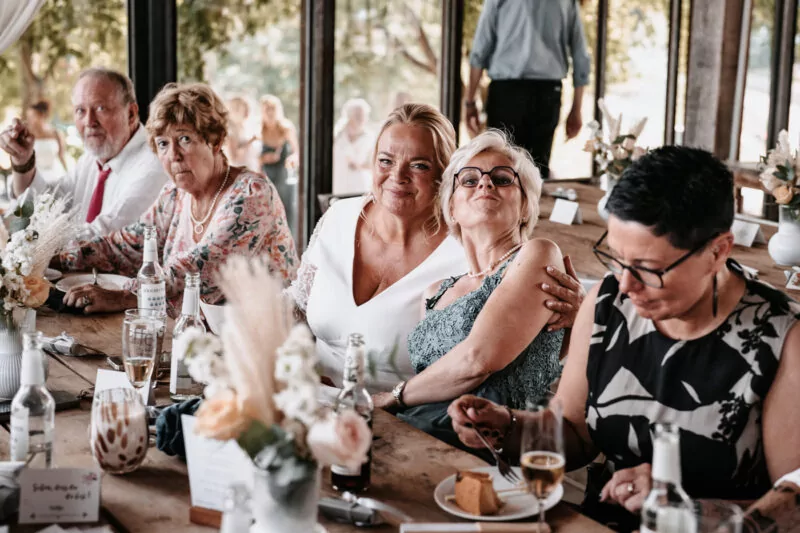 Gaeste und Freunde auf der Hochzeit von Iris und Daniel am Wakebeach 257