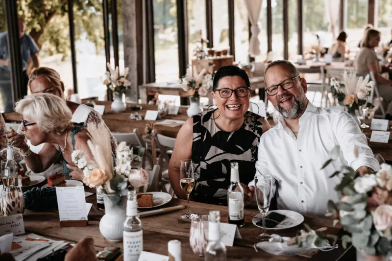 Gaeste und Freunde auf der Hochzeit von Iris und Daniel am Wakebeach 257