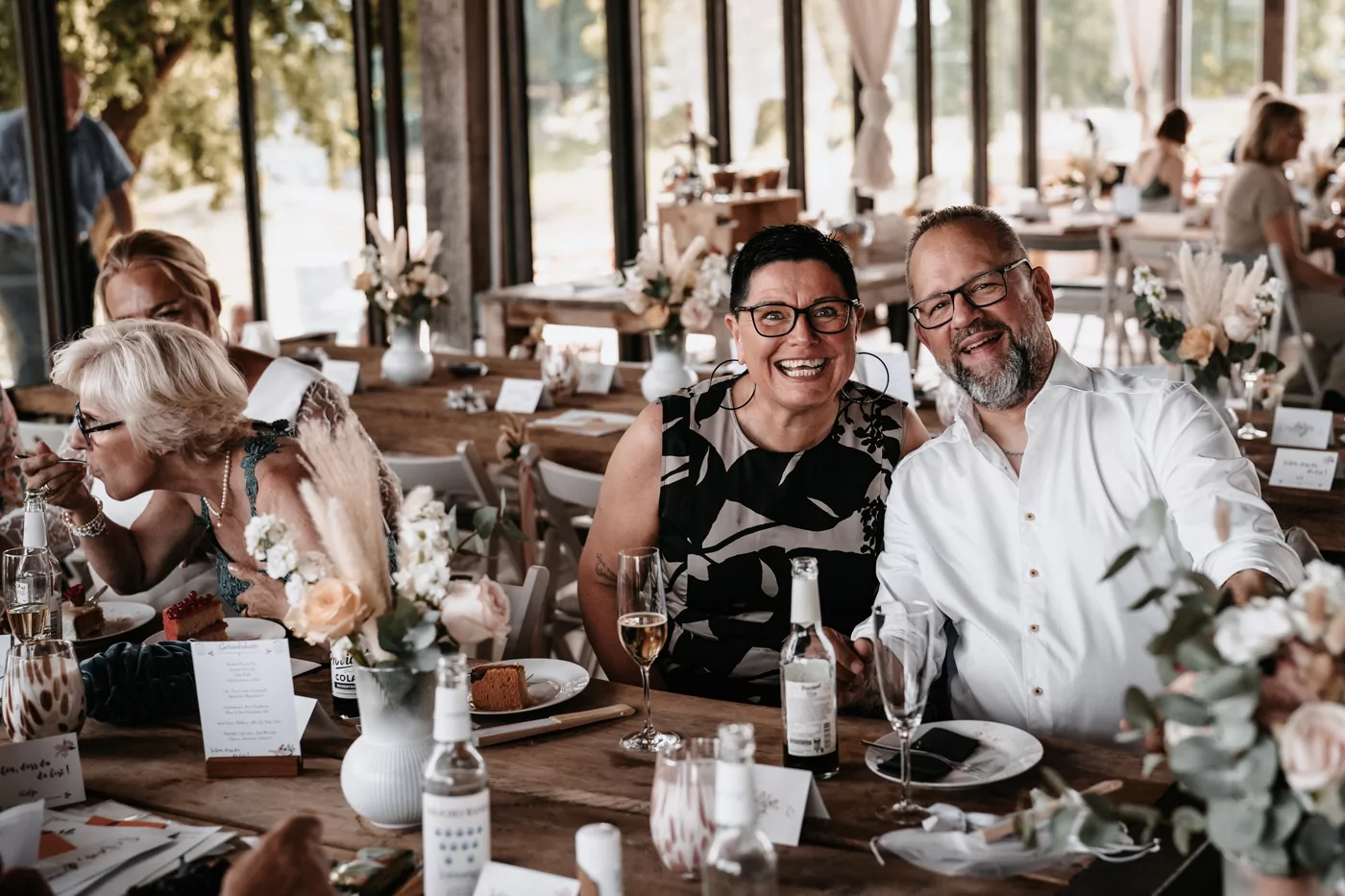Gaeste und Freunde auf der Hochzeit von Iris und Daniel am Wakebeach 257
