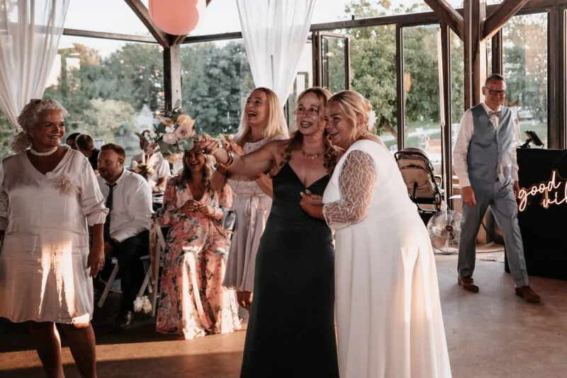 Gaeste und Freunde auf der Hochzeit von Iris und Daniel am Wakebeach 257