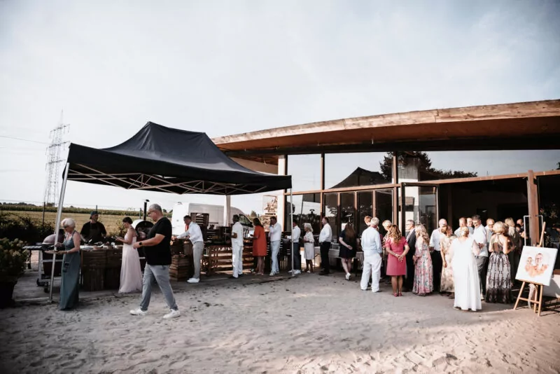 Abendessen und Buffet bei der Hochzeit von Iris und Daniel am Wakebeach 257