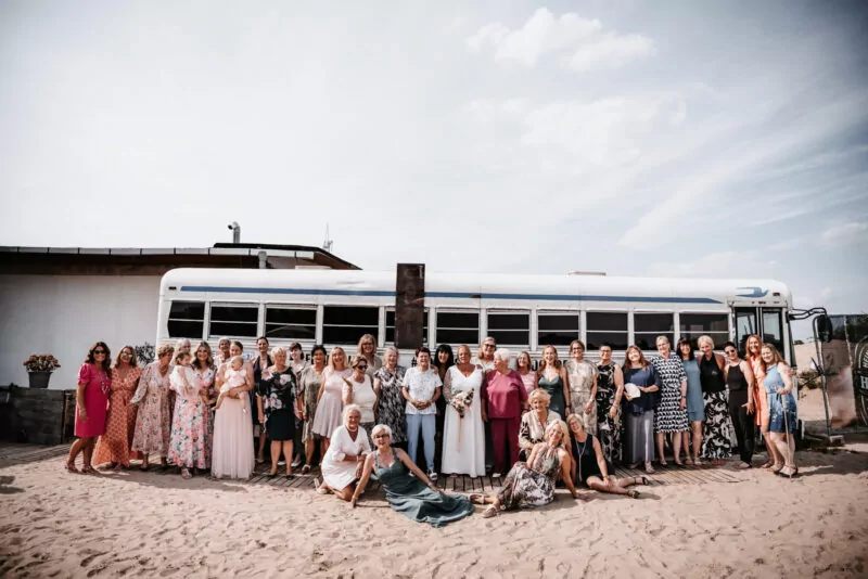 Gaeste und Freunde auf der Hochzeit von Iris und Daniel am Wakebeach 257