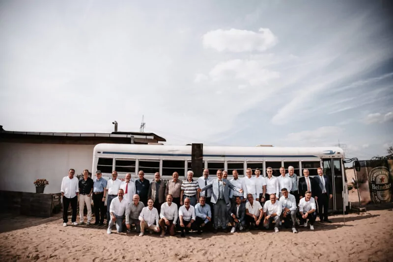 Gaeste und Freunde auf der Hochzeit von Iris und Daniel am Wakebeach 257