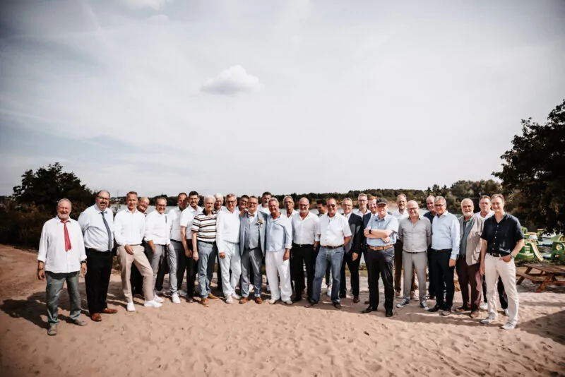 Gaeste und Freunde auf der Hochzeit von Iris und Daniel am Wakebeach 257