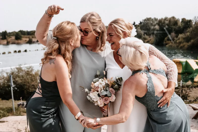 Gaeste und Freunde auf der Hochzeit von Iris und Daniel am Wakebeach 257