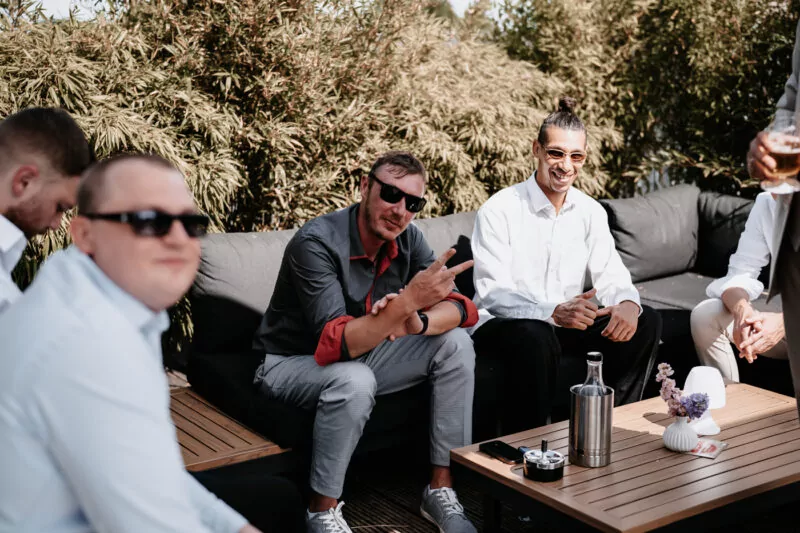 Gaeste und Freunde auf der Hochzeit von Isabelle und Daniel in der Pegelbar