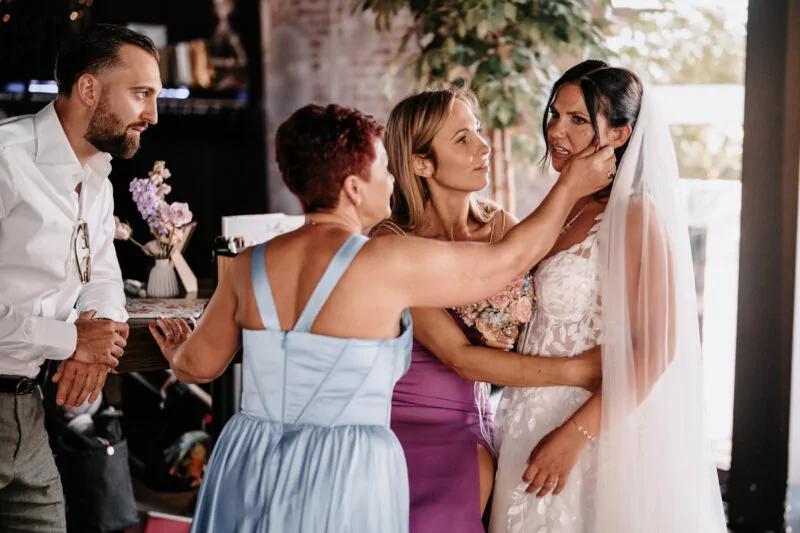Gaeste und Freunde auf der Hochzeit von Isabelle und Daniel in der Pegelbar