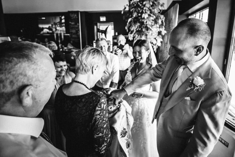 Gaeste und Freunde auf der Hochzeit von Isabelle und Daniel in der Pegelbar