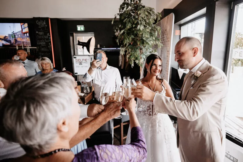 Gaeste und Freunde auf der Hochzeit von Isabelle und Daniel in der Pegelbar