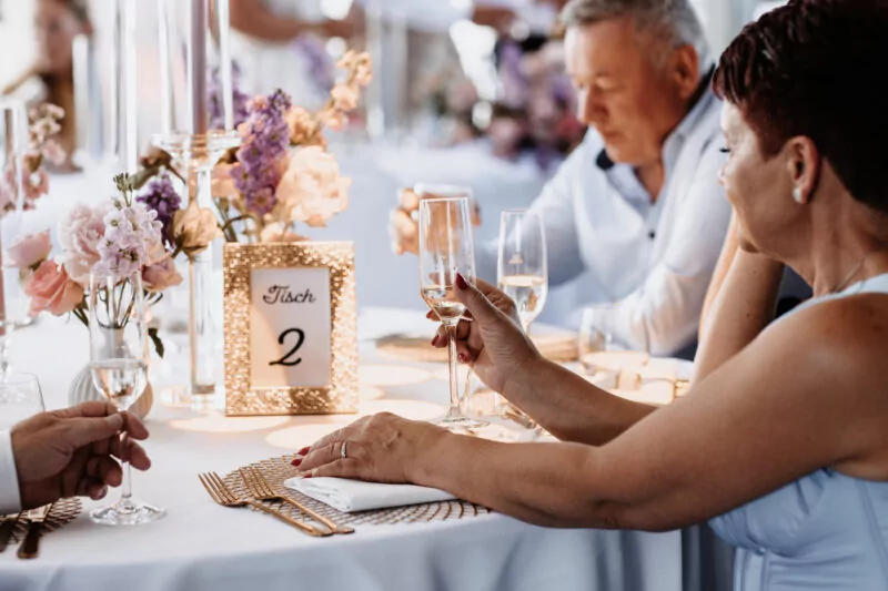 Gaeste und Freunde auf der Hochzeit von Isabelle und Daniel in der Pegelbar