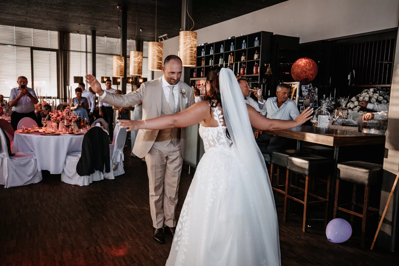 Hochzeitstanz von Isabelle und Daniel in der Pegelbar