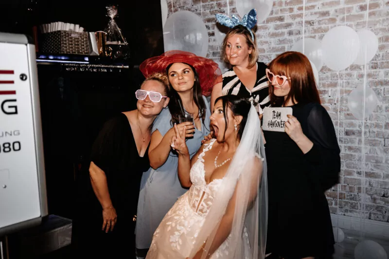 Gaeste und Freunde auf der Hochzeit von Isabelle und Daniel in der Pegelbar