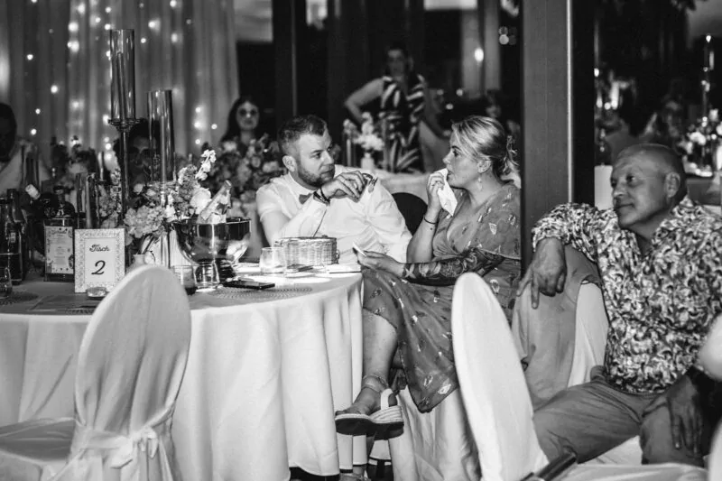 Gaeste und Freunde auf der Hochzeit von Isabelle und Daniel in der Pegelbar