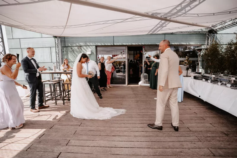 Sektempfang bei der Hochzeit von Isabelle und Daniel in der Pegelbar