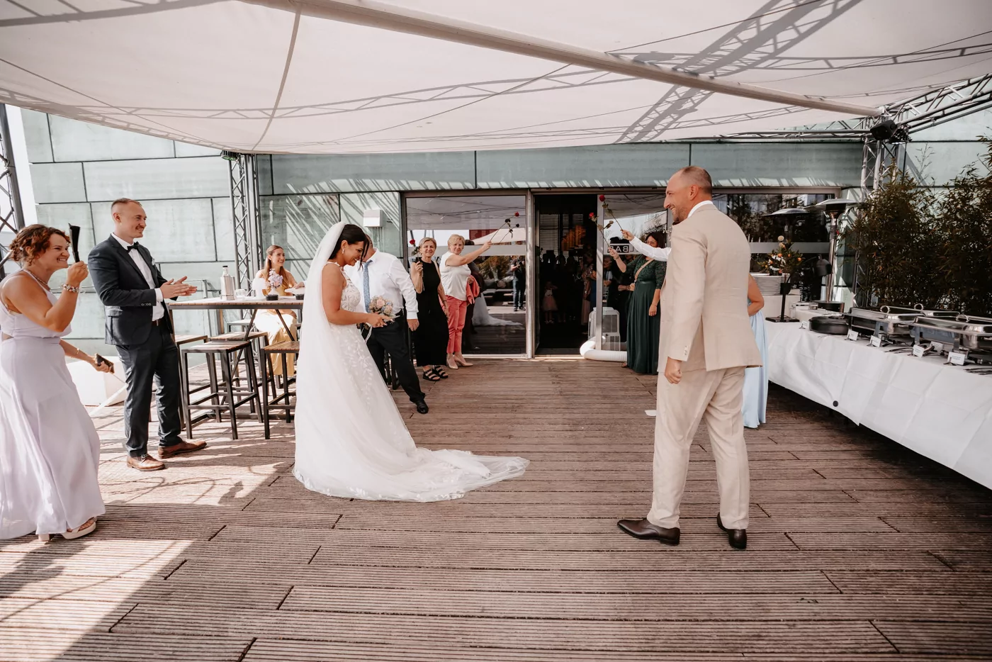 Sektempfang bei der Hochzeit von Isabelle und Daniel in der Pegelbar