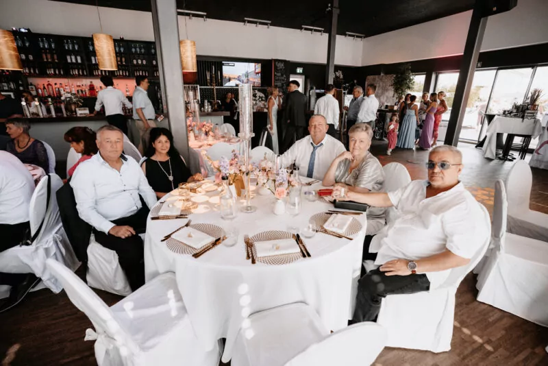 Gaeste und Freunde auf der Hochzeit von Isabelle und Daniel in der Pegelbar