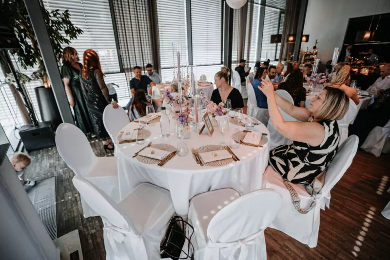 Gaeste und Freunde auf der Hochzeit von Isabelle und Daniel in der Pegelbar