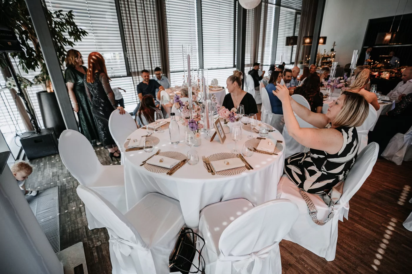Gaeste und Freunde auf der Hochzeit von Isabelle und Daniel in der Pegelbar