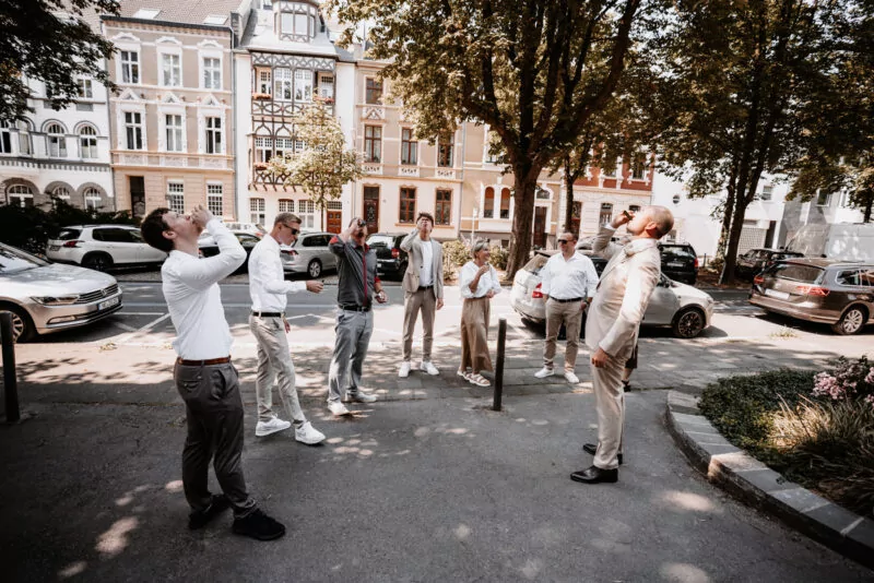 Ankunft der Gäste zur Hochzeit von Isabelle und Daniel in der Pegelbar