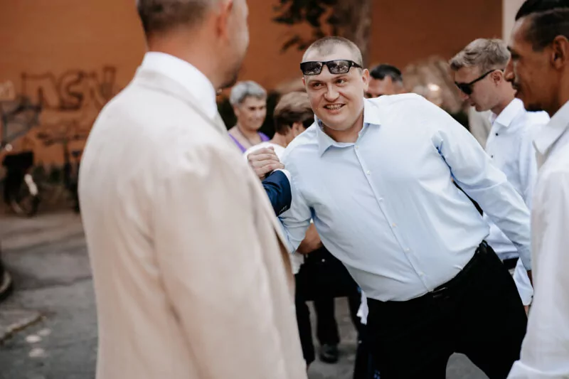 Ankunft der Gäste zur Hochzeit von Isabelle und Daniel in der Pegelbar