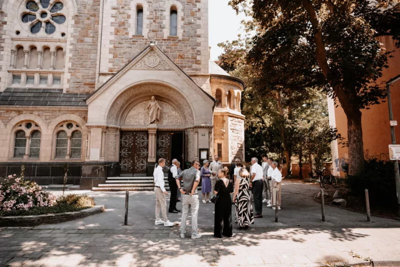 Ankunft der Gäste zur Hochzeit von Isabelle und Daniel in der Pegelbar