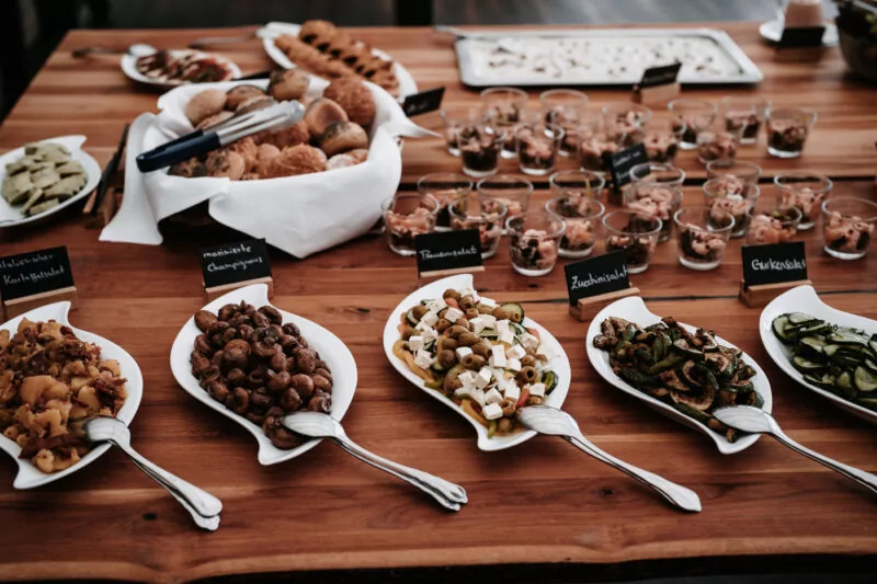 Abendessen und Buffet bei der Hochzeit von Laura und Steffen am Am Krickenbecker See